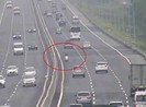 Thanh niên phóng xe máy ngược chiều trên làn cao tốc 120km/h