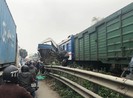Ô tô chở cá bị tàu hỏa tông nát, tài xế nguy kịch