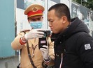 Chùm ảnh CSGT đeo khẩu trang, găng tay kiểm tra nồng độ cồn