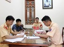 Lái xe máy bằng chân, thanh niên bị phạt hơn 9 triệu đồng