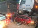 Ô tô con bị kẹp nát giữa 2 xe đầu kéo, 3 người chết