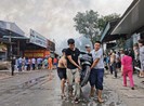 Cháy khủng khiếp, người dân khiêng xe máy tháo chạy