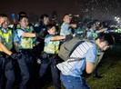 Hong Kong điều tra cảnh sát đánh người biểu tình