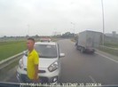 Tài xế taxi chạy ngược chiều còn dọa đánh người khác