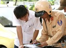 Không mang giấy tờ, xe ô tô thì có bị tạm giữ ?