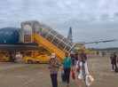 Không đeo kính đen, khẩu trang tại sân bay dịp Tết