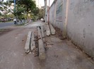 Trụ điện cũ trên vỉa hè, gây nguy hiểm cho người đi đường