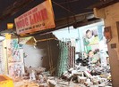 Xe ben ủi sập nhà, ba người thoát chết