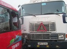 Xe container đâm xe khách, hàng chục người thoát chết