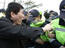 Thảm kịch phà chìm Sewol: Thợ lặn tìm thi thể trong phà
