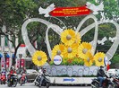 Người dân nô nức đi chơi lễ