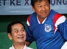 “Con ơi! Không được đá đau bạn…”