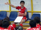 Chạm tay vào cúp vô địch