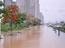 Cao ốc Hà Nội vẫn ngập trong biển nước