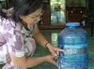 Kiện vì đau bụng do uống nước bẩn