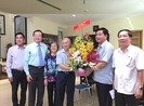 Lãnh đạo TP.HCM thăm, chúc mừng các nhà giáo lão thành