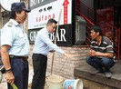 Dân tự tháo dỡ phần vi phạm vỉa hè