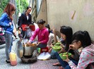 Quận 1 sắp xếp cho dân bán hàng rong trên... Facebook