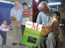 Người rải tro đồng đội trên sông Thu Bồn