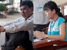 Con của vợ chồng anh xe lăn đã có khai sinh