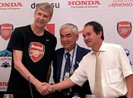 Bầu Đức và cái duyên với ông Wenger