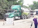 Đường bị chặn, các doanh nghiệp ‘khóc ròng’