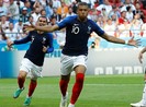Pháp - Uruguay: ‘Súng một nòng’ chọi ‘súng ba nòng’