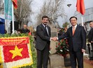 Phó Thủ tướng dâng hoa tại Công viên Hồ Chí Minh ở Chile