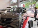 Đại lý ô tô tung chiêu ‘bia kèm lạc’