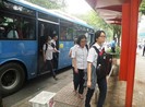 Xe buýt chưa dừng hẳn, tài xế có được hối khách xuống?