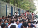 Nhịn đói, rồng rắn xếp hàng xin visa đi Hàn Quốc