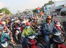 Xe cộ nối đuôi nhau trở lại TP.HCM