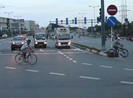 Xe đạp thể thao lao bạt mạng vào làn ô tô