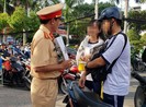 Nhiều học sinh vi phạm luật giao thông bị CSGT nhắc nhở