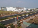Miếng bánh đất nhà xưởng nhiều người tranh