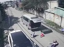 Hy hữu: 3 học sinh văng khỏi xe đưa đón