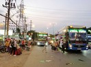 Phớt lờ biển cấm, xe khách biến đường thành bến