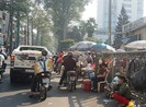TP.HCM: Hàng rong bủa vây trước cổng bệnh viện