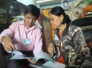 Cán bộ phường đến tận nhà làm hồ sơ cho dân