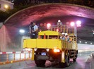 Một ngày của những người ‘chữa bệnh’ cho hầm sông Sài Gòn