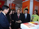 Thủ tướng dự Triển lãm sách kỷ niệm 90 năm ngày thành lập Đảng