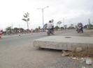 Khối bê tông nguy hiểm trên đường