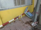 Trụ bảng tên đường ngã chỏng chơ