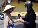 COVID-19: Ngưng bán vé số, nhiều người nghèo được giúp đỡ