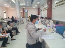 Người dân đi làm thủ tục hành chính tăng trở lại