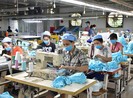 Chiếc áo, đôi giày Việt làm mới mình để vượt khó