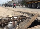 Coi chừng trẻ lọt hố ga khi mùa mưa đến