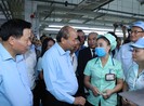 Thủ tướng Nguyễn Xuân Phúc thăm hỏi người lao động ở Bắc Ninh