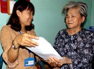 Mang giấy tờ tới nhà, giao tận tay người dân