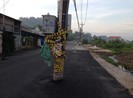 2 trụ điện nằm dưới lòng đường